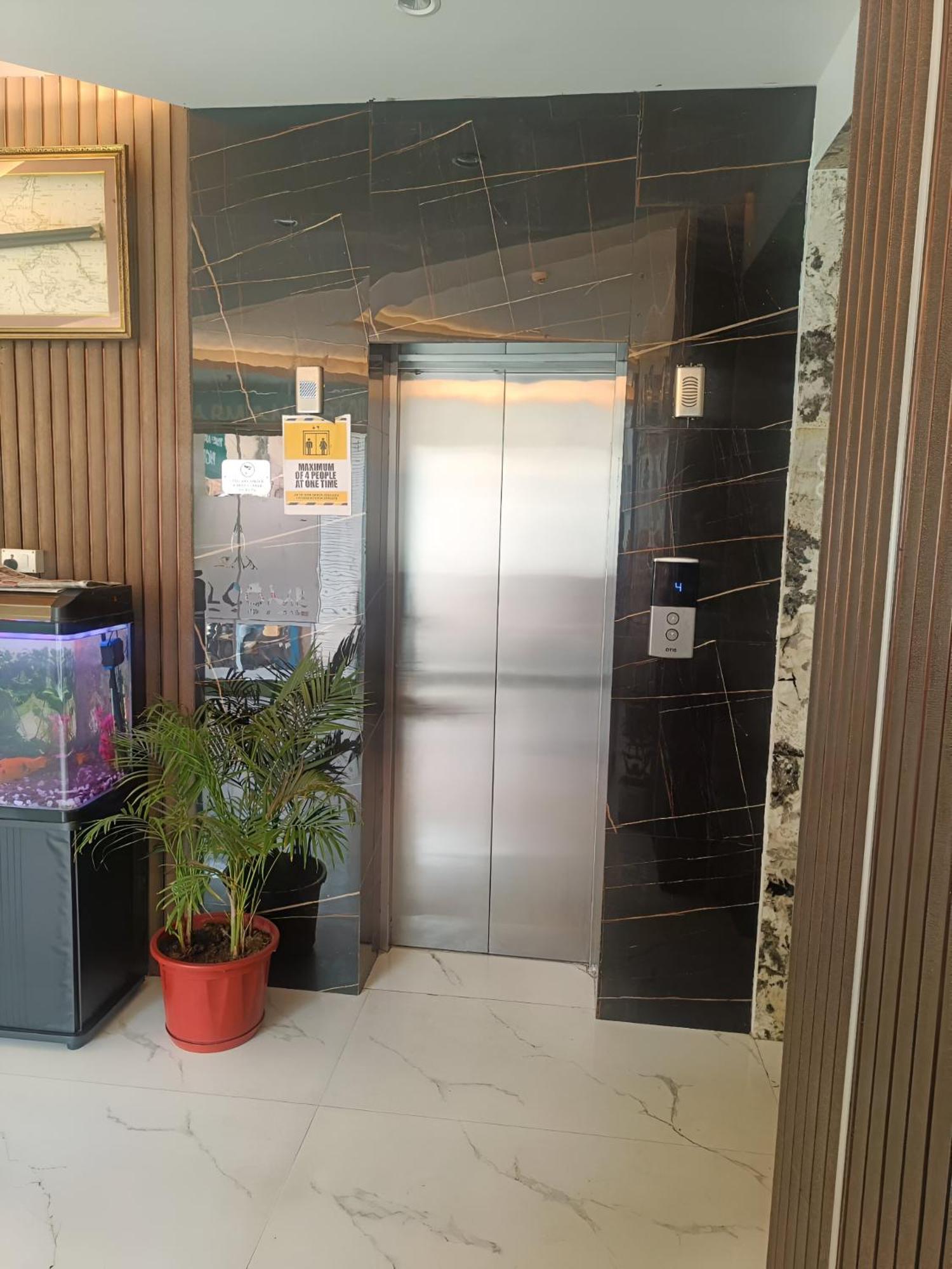 Treebo The Armani Near Igi Airport Hotel New Delhi Exterior foto